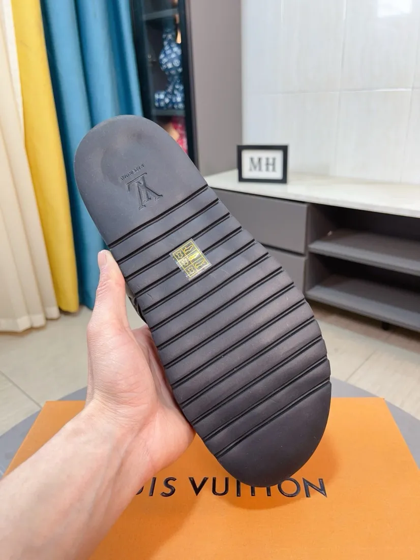 Men's shoes 💰360🌹🌹 (lv-Louis Vuitton) new men's sandals, high-end boutique, exquisite embossed logo decoration on the upper, fine workmanship, super soft soles, casual, loose and comfortable, a must-have in summer! \nsize：38-44